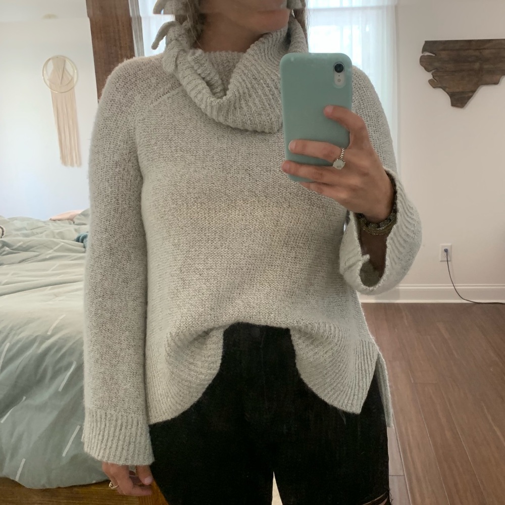 Chelsea & Violet cowlneck sweater size xs like new